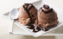 два шарика шоколадного мороженного