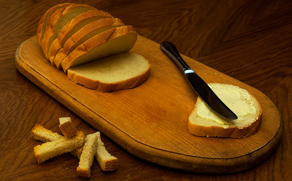 нарезанные ломти хлеба и сухари