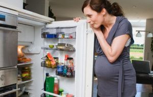 беременная женщина открыла холодильник